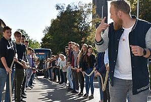 Freiwillige zogen tonnenschweren Schulbus